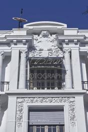 Image du Maroc Professionnelle de  Détail d'une des façades les plus représentatives de l’architecture du début du XXème siècle située sur le boulevard Mohamed V, l'un des plus anciens de "Casablanca". De nombreux architectes internationaux, et surtout des français, qui se sont inspirés des courants des Art Nouveau en vogue en Europe et particulièrement des Art Déco en y ajoutant des caractéristiques locales tel que, stucs, sculptures ou de zelliges, visible sur les façades des immeubles construits pour les colons à Casablanca, Dimanche 11 Janvier 2009. (Photo / Abdeljalil Bounhar)